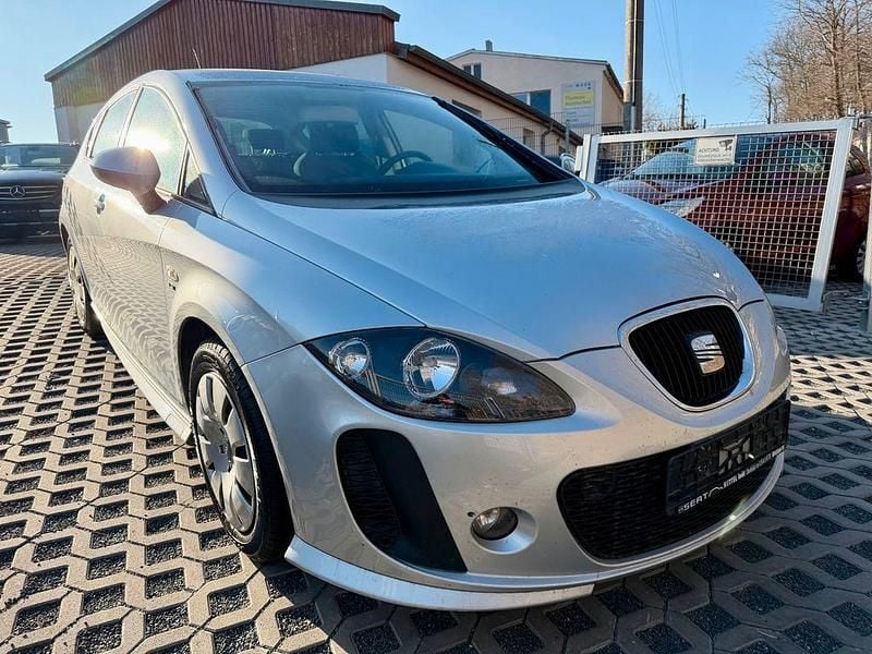 Silber Gebraucht 2010 Seat Leon Reference Limousine | 3.800 € (Fairer Preis) - Bild 1/4