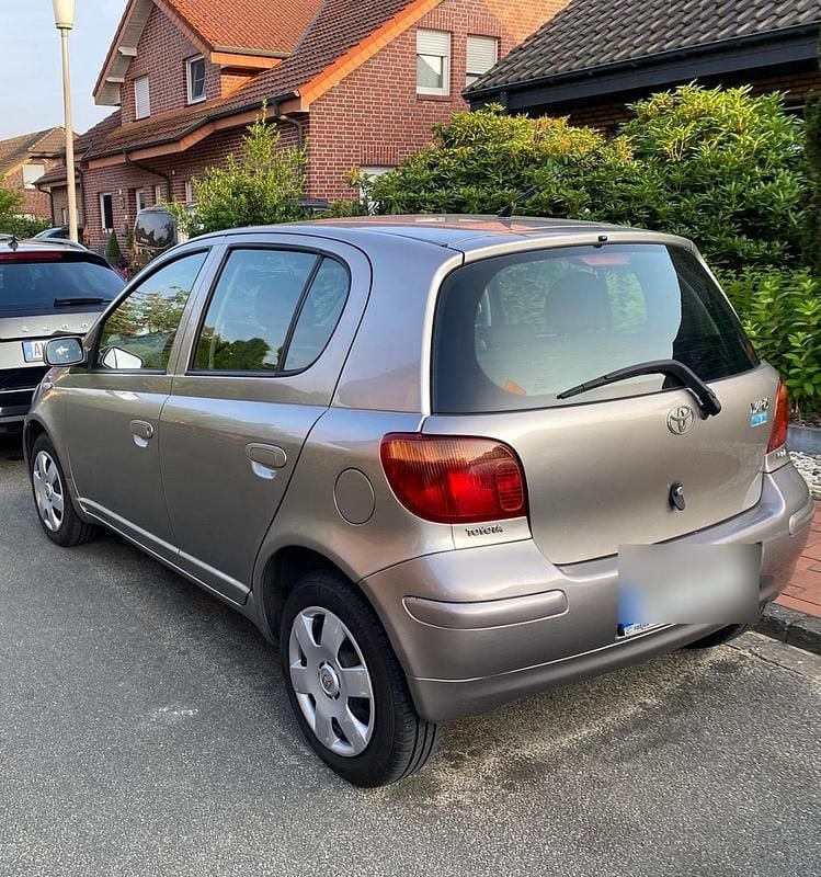 Silber Gebraucht 2005 Toyota Yaris Kleinwagen | 1.480 € (Fairer Preis) - Bild 1/4