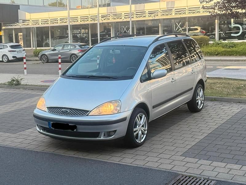 Silber Gebraucht 2004 Ford Galaxy Ghia Van / Kleinbus | 2.699 € (Teuer) - Bild 1/4
