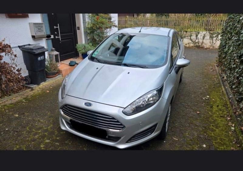 Gebraucht Ford Fiesta Ambiente 60 PS (44 kW) 2013 Grau Kleinwagen