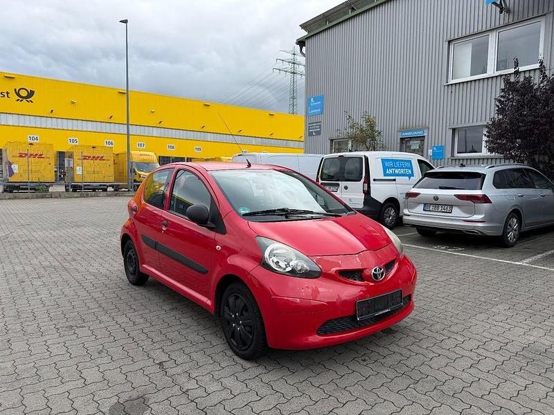 Rot Gebraucht 2008 Toyota Aygo Kleinwagen | 2.590 € (Fairer Preis) - Bild 1/4