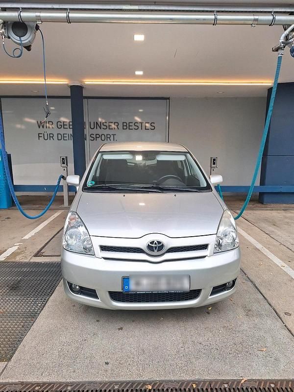 Silber Gebraucht 2005 Toyota Corolla Verso Edition Van / Kleinbus | 3.799 € (Fairer Preis) - Bild 1/4