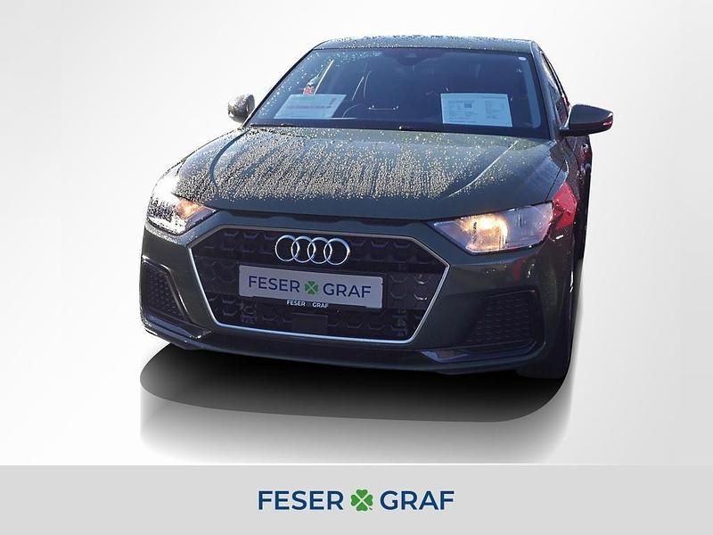 Distriktgrün metallic Gebraucht 2025 Audi A1 Sportback Advanced Kleinwagen | 23.990 € (Fairer Preis) - Bild 1/4