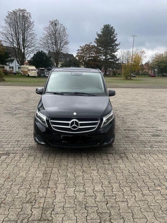 Schwarz Gebraucht 2017 Mercedes V220 Avantgarde Edition Van / Kleinbus | 31.900 € (Superpreis) - Bild 1/4