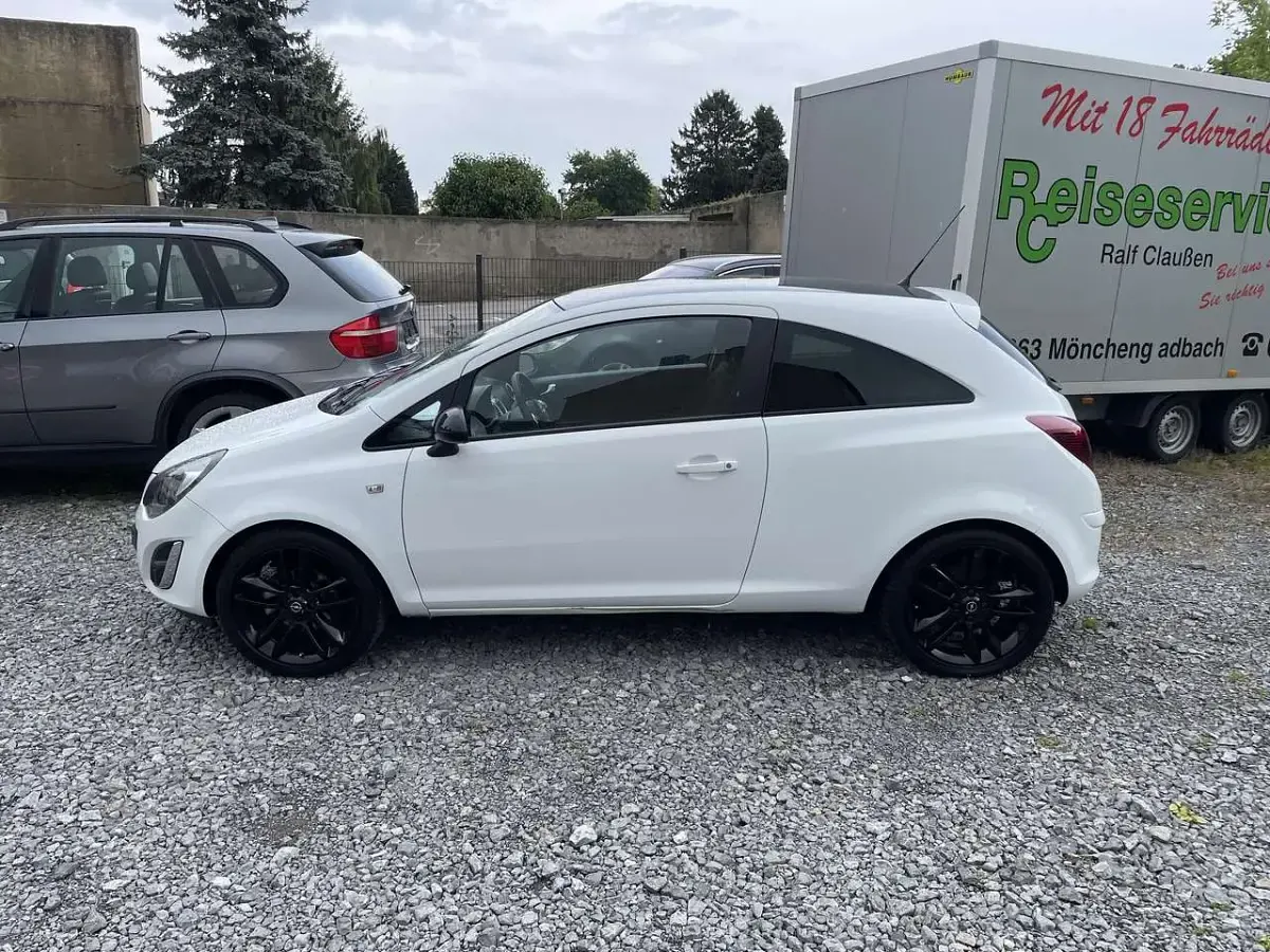 Gebraucht Opel Corsa Color Edition 101 PS (74 kW) 2013 Casablanca weiss Kleinwagen