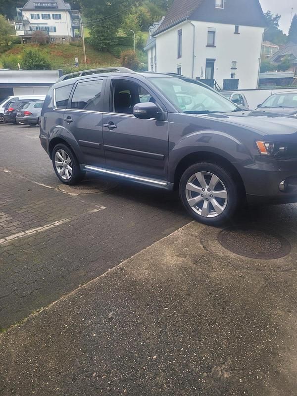 Grau Gebraucht 2011 Mitsubishi Outlander SUV | 10.500 € - Bild 1/4