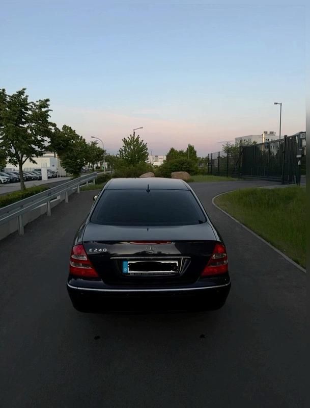 Gebraucht Mercedes E240 179 PS (131 kW) 2003 Blau Limousine