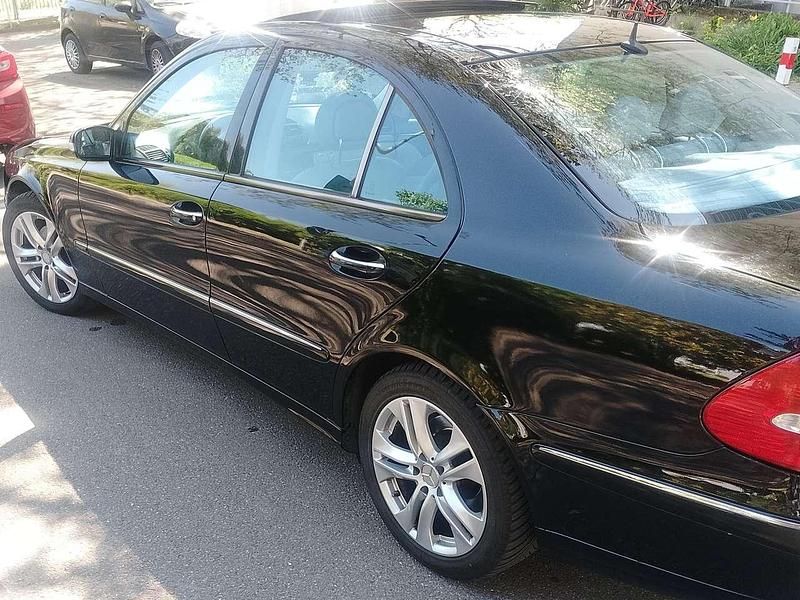 Gebraucht Mercedes E240 Avantgarde 177 PS (130 kW) 2002 Schwarz Limousine