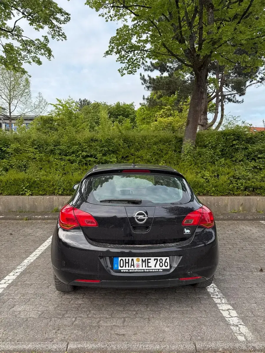 Używany Opel Astra 87 KM (63 kW) 2010 Czarny Hatchback