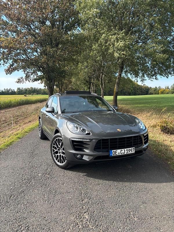 Grau Gebraucht 2015 Porsche Macan S SUV | 39.999 € (Teuer) - Bild 1/4