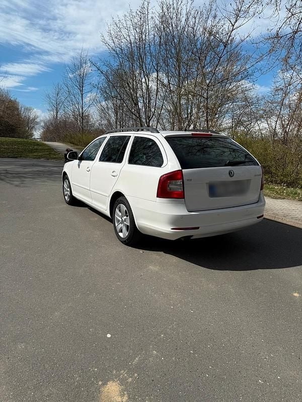 Gebraucht Skoda Octavia 105 PS (77 kW) 2011 Weiß Kombi