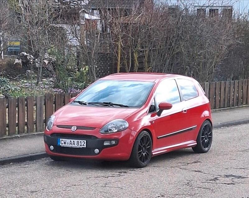 Rot Gebraucht 2010 Fiat Punto Kleinwagen | 1.950 € (Fairer Preis) - Bild 1/4