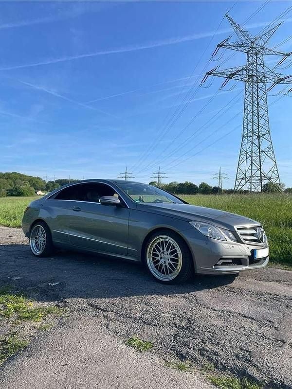 Silber Gebraucht 2009 Mercedes E500 Avantgarde Coupé | 20.500 € (Etwas zu teuer) - Bild 1/4