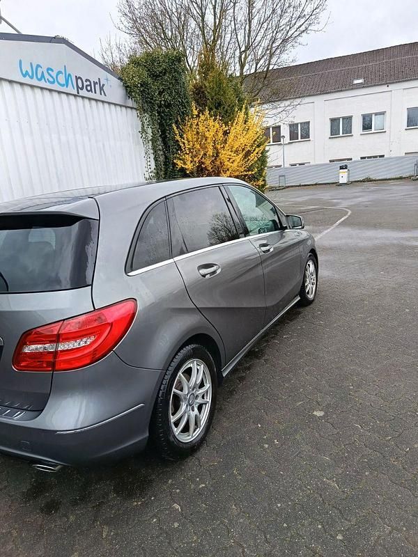 Gebraucht Mercedes B180 110 PS (80 kW) 2014 Grau Van / Kleinbus