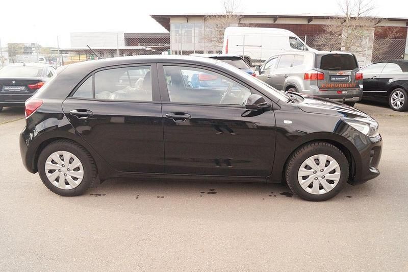 Second-hand Kia Rio 84 CP (61 kW) 2019 Negru Berlinǎ