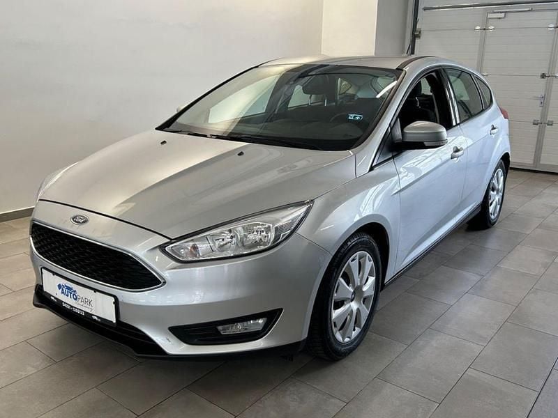 Silber Gebraucht 2016 Ford Focus Trend Limousine | 4.480 € (Superpreis) - Bild 1/4