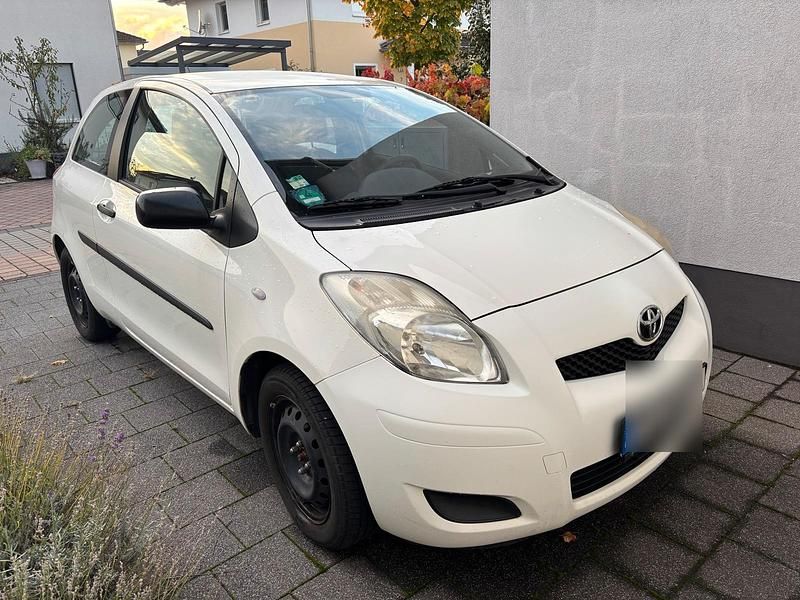 Weiß Gebraucht 2010 Toyota Yaris Life Kleinwagen | 3.500 € (Etwas zu teuer) - Bild 1/4