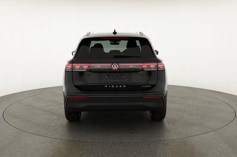 Grenadill schwarz metallic Neu 2025 VW Tiguan Life SUV | 49.475 € (Superpreis) - Bild 1/4