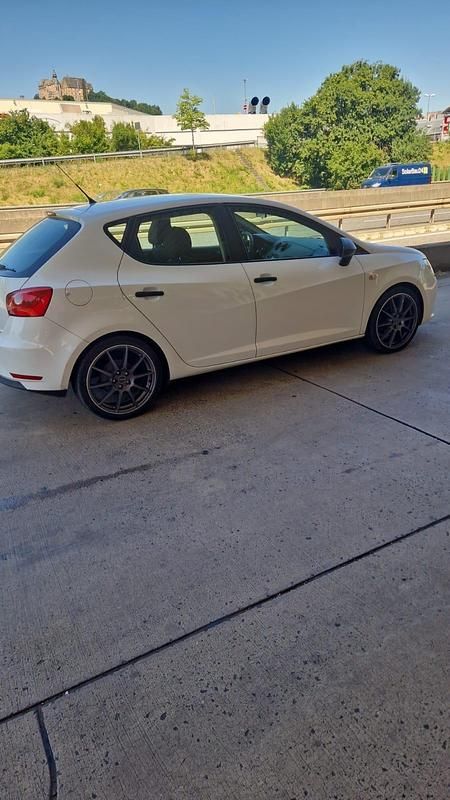 Weiß Gebraucht 2013 Seat Ibiza Kleinwagen | 4.000 € - Bild 1/4