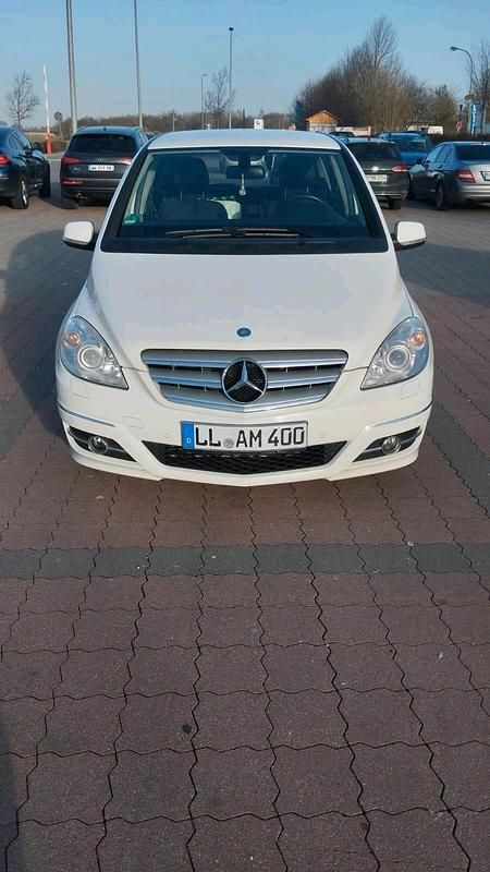 Gebraucht Mercedes B180 109 PS (80 kW) 2009 Weiß Van / Kleinbus