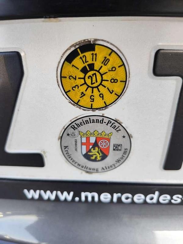 Grau Gebraucht 2018 Mercedes E220 AMG line Limousine | 28.500 € (Etwas zu teuer) - Bild 1/4