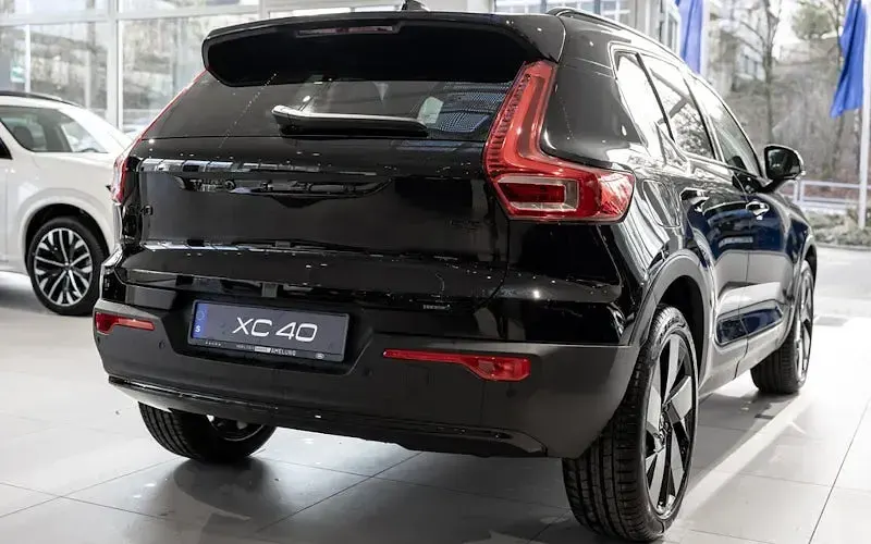 Neu Volvo XC40 Plus 163 PS (119 kW) 2026 Schwarz SUV