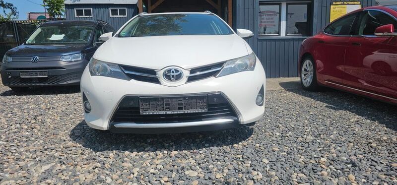 Weiß Gebraucht 2014 Toyota Auris Touring Sports Edition Kombi | 3.800 € (Teuer) - Bild 1/4