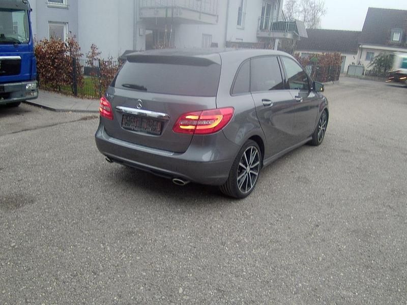 Gebraucht Mercedes B250 211 PS (155 kW) 2013 Grau Van / Kleinbus