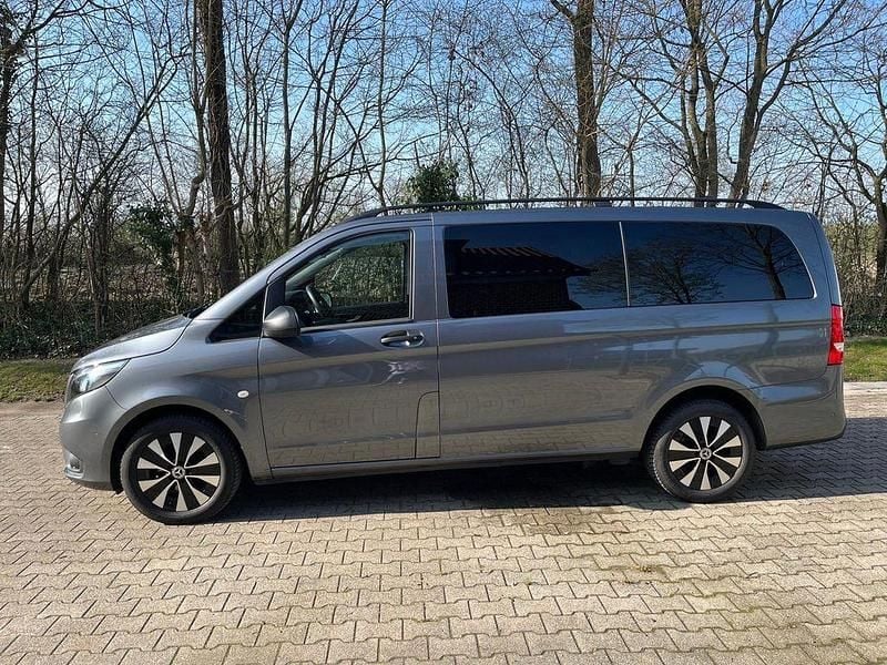 Grau Gebraucht 2022 Mercedes Vito Van / Kleinbus | 38.700 € (Teuer) - Bild 1/4