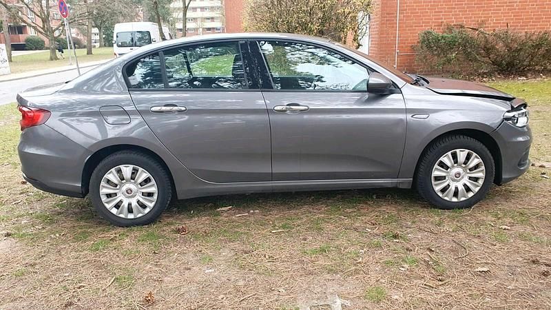 Gebraucht Fiat Tipo 95 PS (69 kW) 2016 Grau Limousine