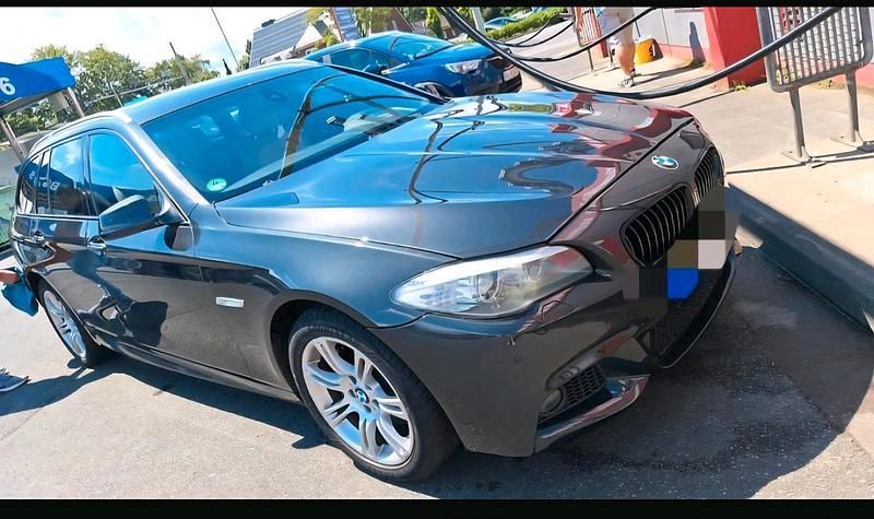 Schwarz Gebraucht 2012 BMW 530 M Sport Kombi | 10.399 € (Superpreis) - Bild 1/4