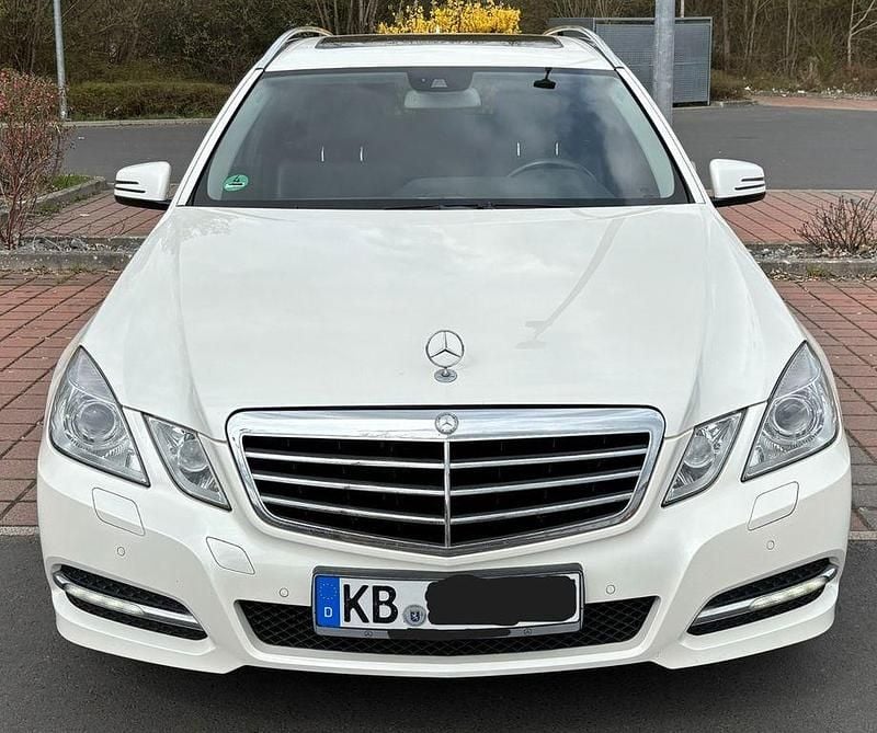 Gebraucht Mercedes E220 Avantgarde 170 PS (125 kW) 2011 Weiß Limousine