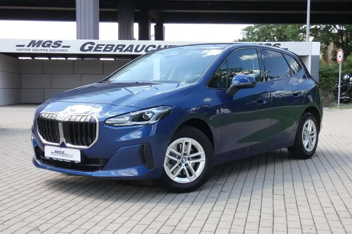Gebraucht BMW 218 Active Tourer Performance 136 PS (100 kW) 2025 Night dusk blue Van / Kleinbus