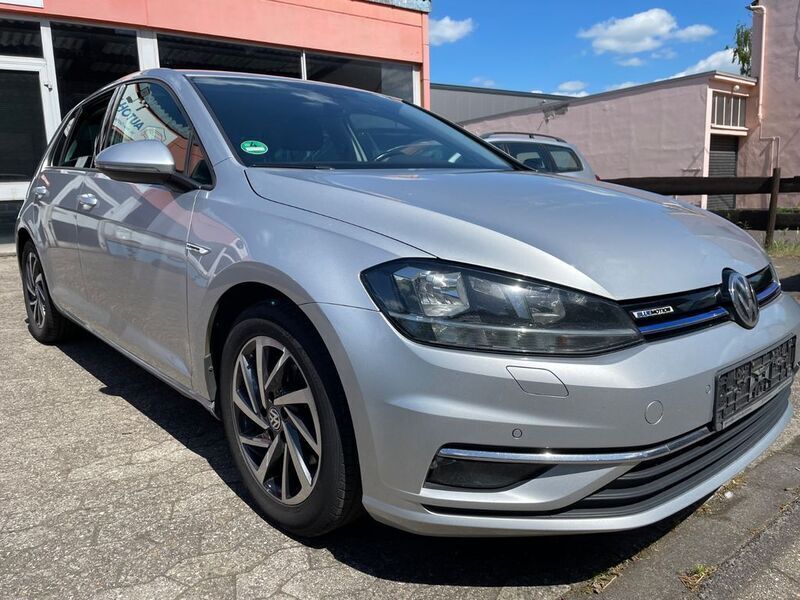 Silber Gebraucht 2018 VW Golf VII Sound Limousine | 8.498 € (Fairer Preis) - Bild 1/4
