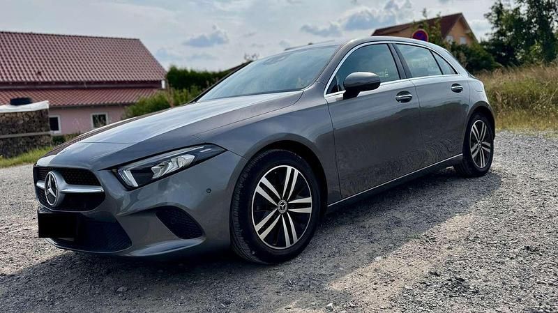 Grau Gebraucht 2021 Mercedes A200 Limousine | 24.000 € (Guter Preis) - Bild 1/4