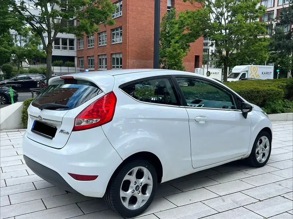 Gebraucht Ford Fiesta Titanium 95 PS (69 kW) 2011 Weiß Limousine