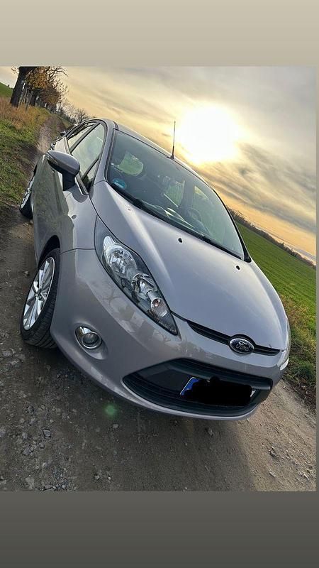 Gebraucht Ford Fiesta Trend 60 PS (44 kW) 2012 Silber Limousine
