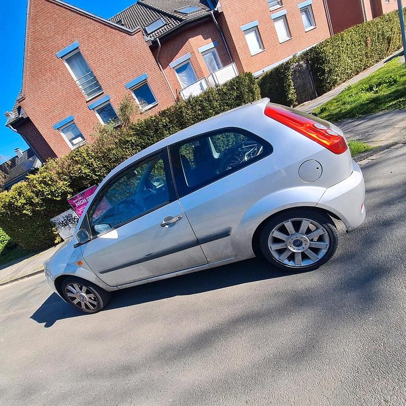 Gebraucht Ford Fiesta 80 PS (58 kW) 2008 Silber Kleinwagen