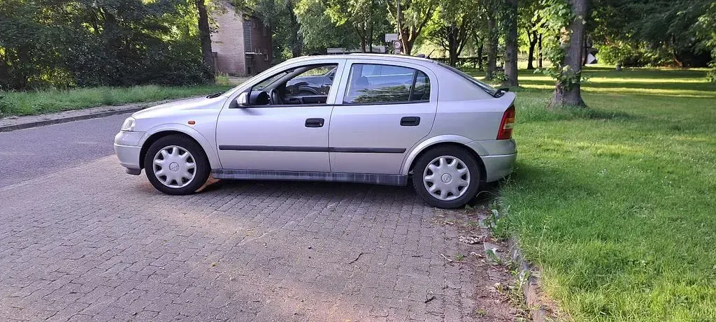 Gebraucht Opel Astra 75 PS (55 kW) 1998 Silber Limousine