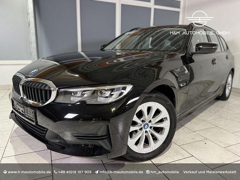 Schwarz ii Gebraucht 2022 BMW 320e Advantage Kombi | 24.980 € (Superpreis) - Bild 1/4