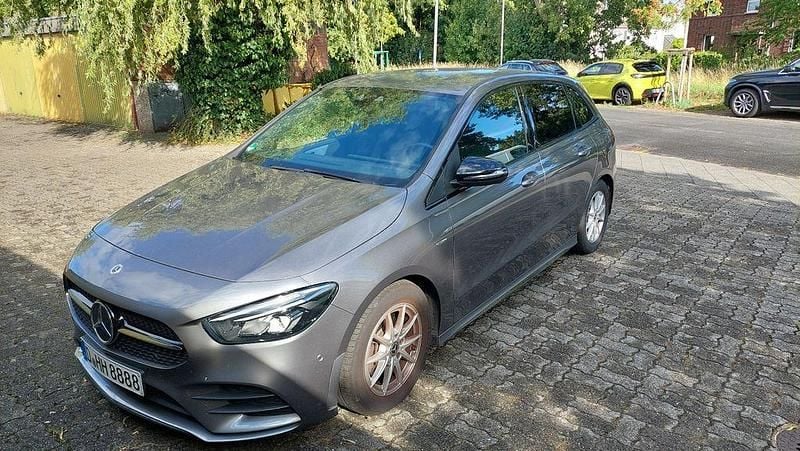 Grau Gebraucht 2022 Mercedes B200 AMG line Van / Kleinbus | 25.000 € (Superpreis) - Bild 1/4