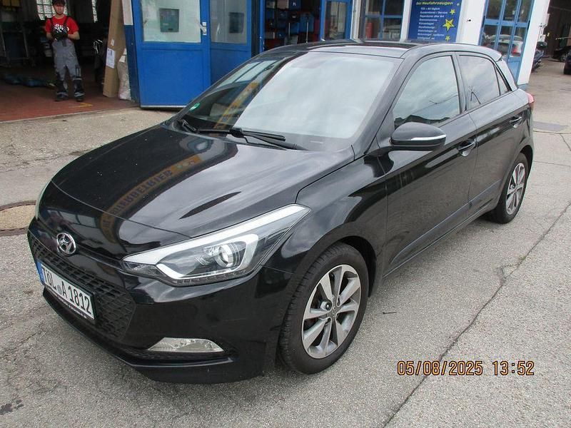 Schwarz Gebraucht 2017 Hyundai i20 YES! Limousine | 7.200 € (Teuer) - Bild 1/4