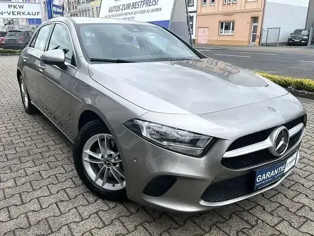 Gebraucht Mercedes A200 Progressive 163 PS (119 kW) 2019 Silber Limousine