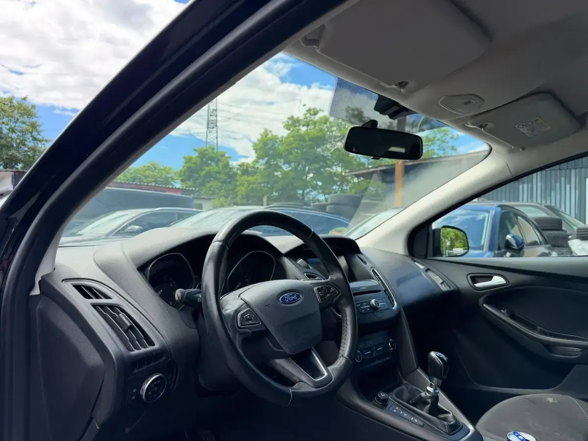 Gebraucht Ford Focus Cool & Connect 125 PS (91 kW) 2018 Schwarz Kombi