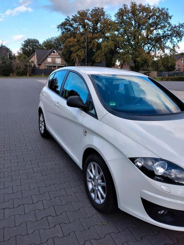 Weiß Gebraucht 2012 Seat Altea Van / Kleinbus | 5.149 € (Fairer Preis) - Bild 1/4