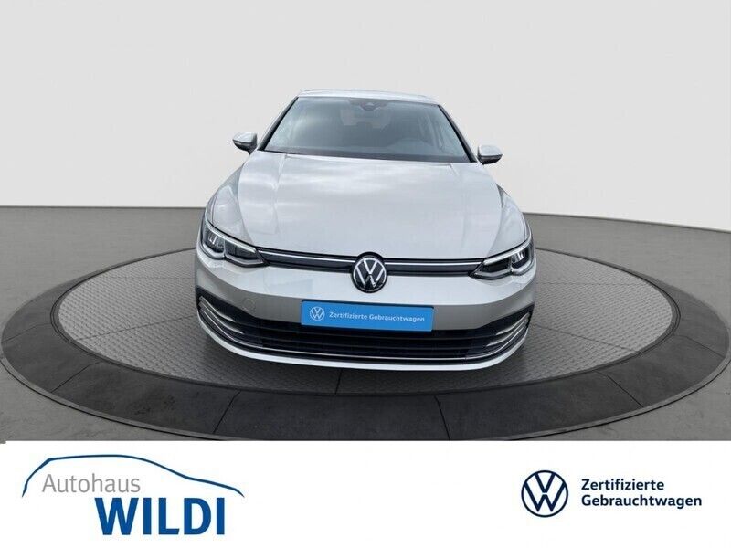 Gebraucht VW Golf VIII Move 131 PS (96 kW) 2023 Ivory silver (silber) Limousine