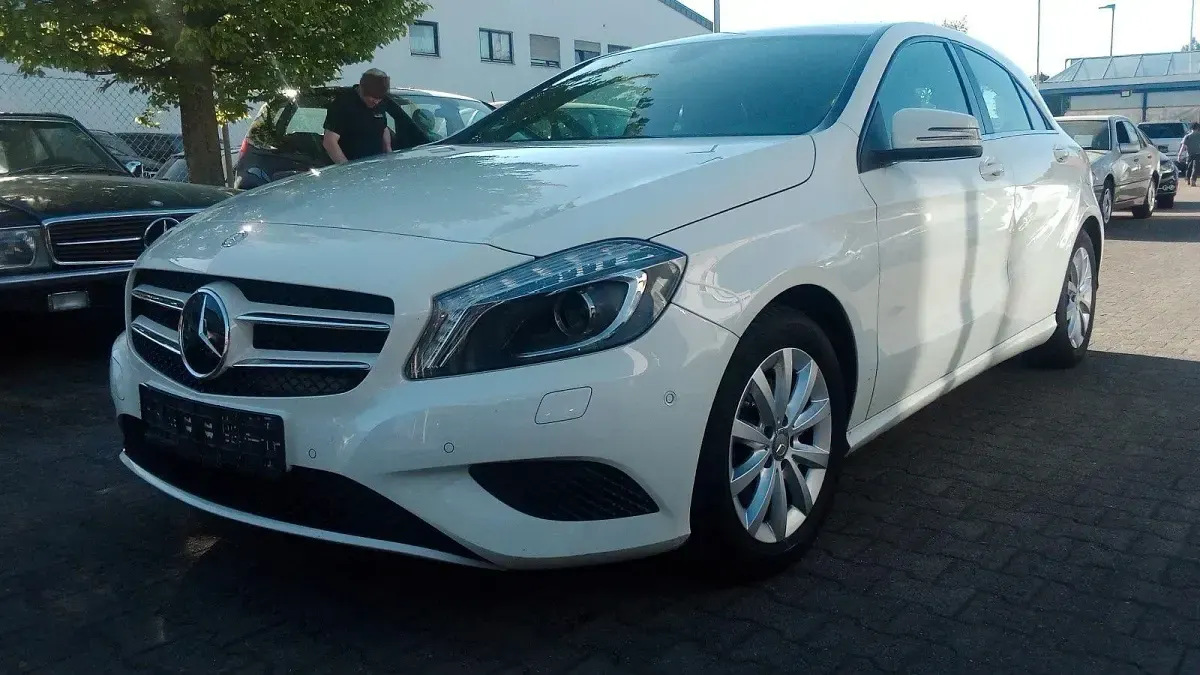 Gebraucht Mercedes A180 122 PS (89 kW) 2015 Weiß Kleinwagen