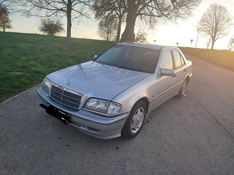 Second-hand Mercedes C180 122 CP (89 kW) 1998 Argintiu Berlinǎ