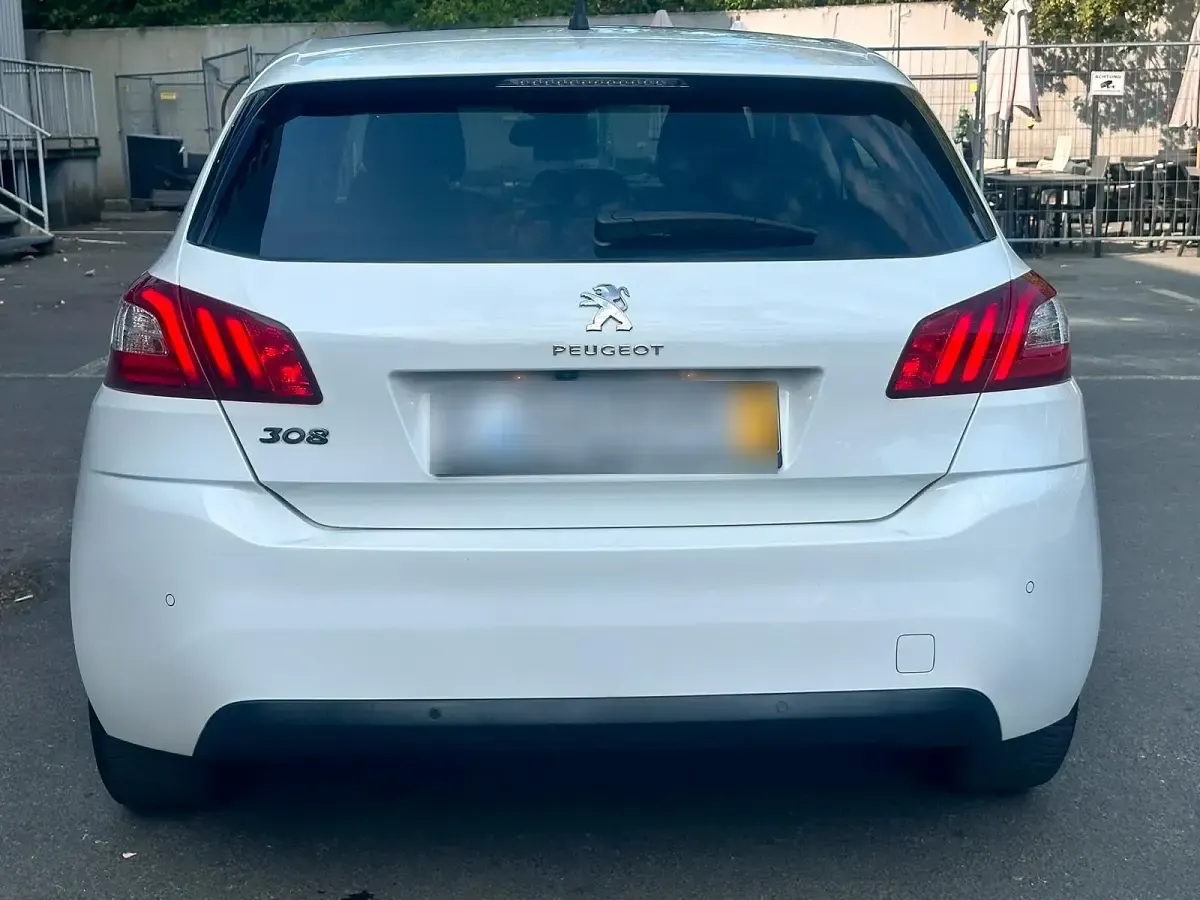 Gebraucht Peugeot 308 109 PS (80 kW) 2015 Weiß Limousine