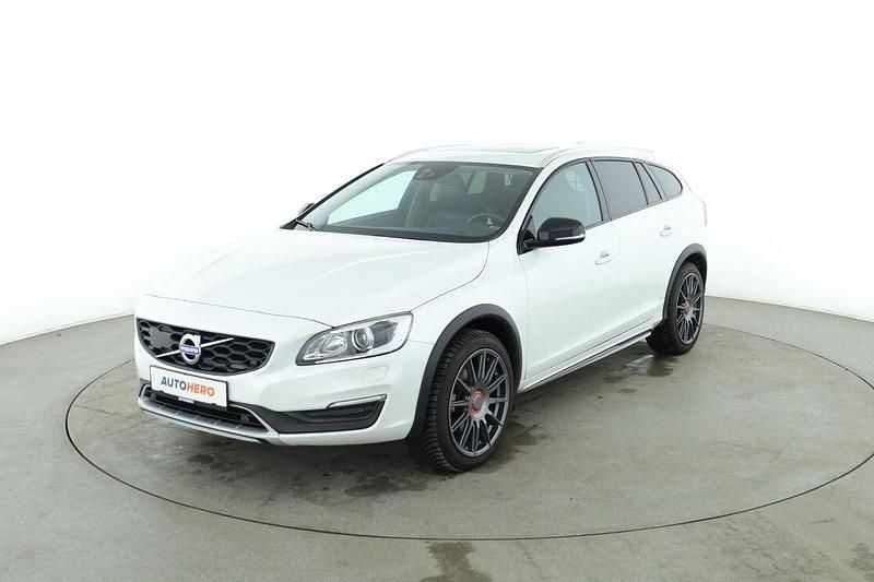 Gebraucht Volvo V60 CC Pro 245 PS (180 kW) 2017 Weiß Kombi